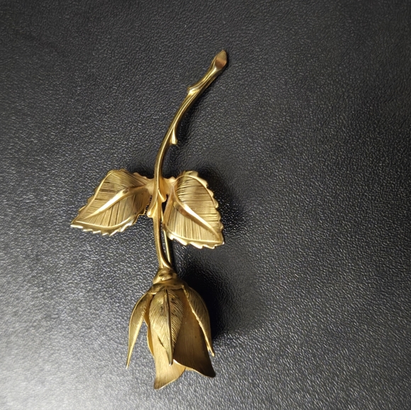 Vtg Feminine Gold Tone Rose Brooch Flower 3D Leaves Branch Stem Dainty Pin - Picture 5 of 10